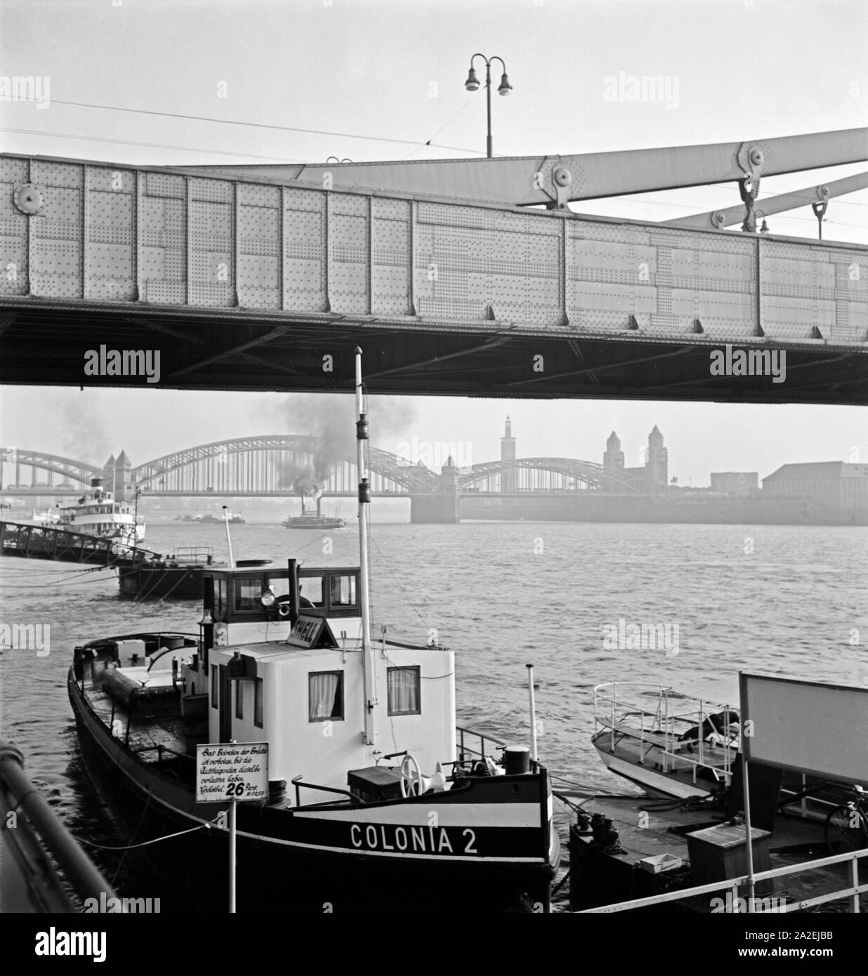 Blick auf die rechte Rheinseite von Köln unter der Hindenburgbrücke am Rhein mit Blick zur Hohenzollernbrücke und den Messeturm, 1930er Stock Photo