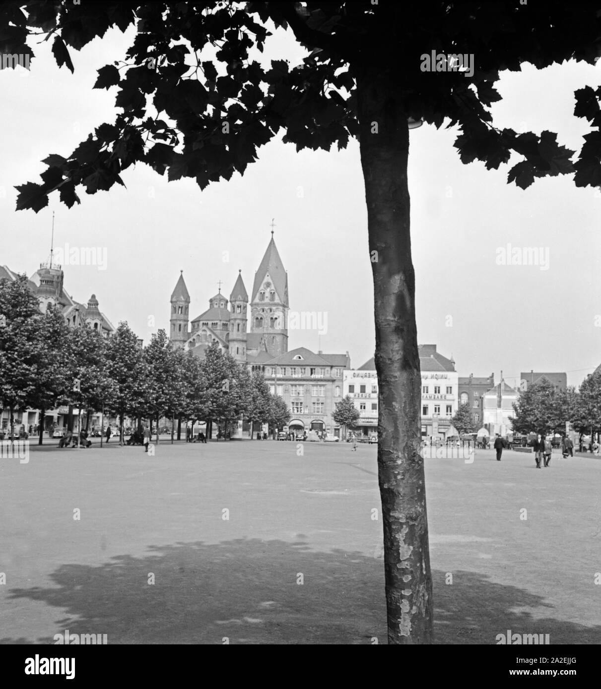 Der zentrale Platz in Köln, der Neumarkt, mit der Kirche St. Aposteln im Hintergrund, 1930er Jahre Stock Photo
