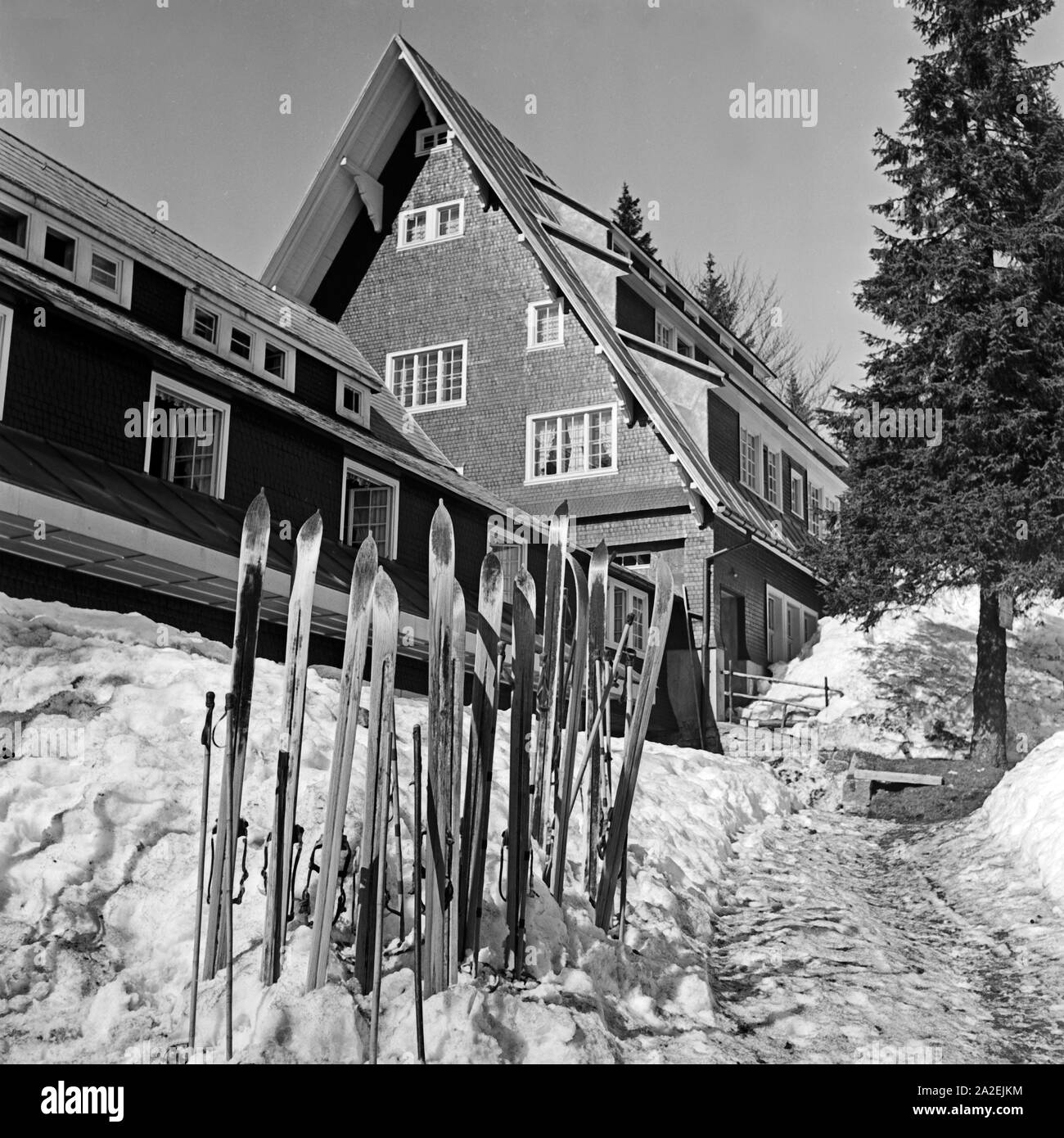 Die Pension Feldbergerhof im Schwarzwald, Deutschland 1930er Jahre. Hostel Feldbergerhof at the Black Forest region, Germany 1930s. Stock Photo