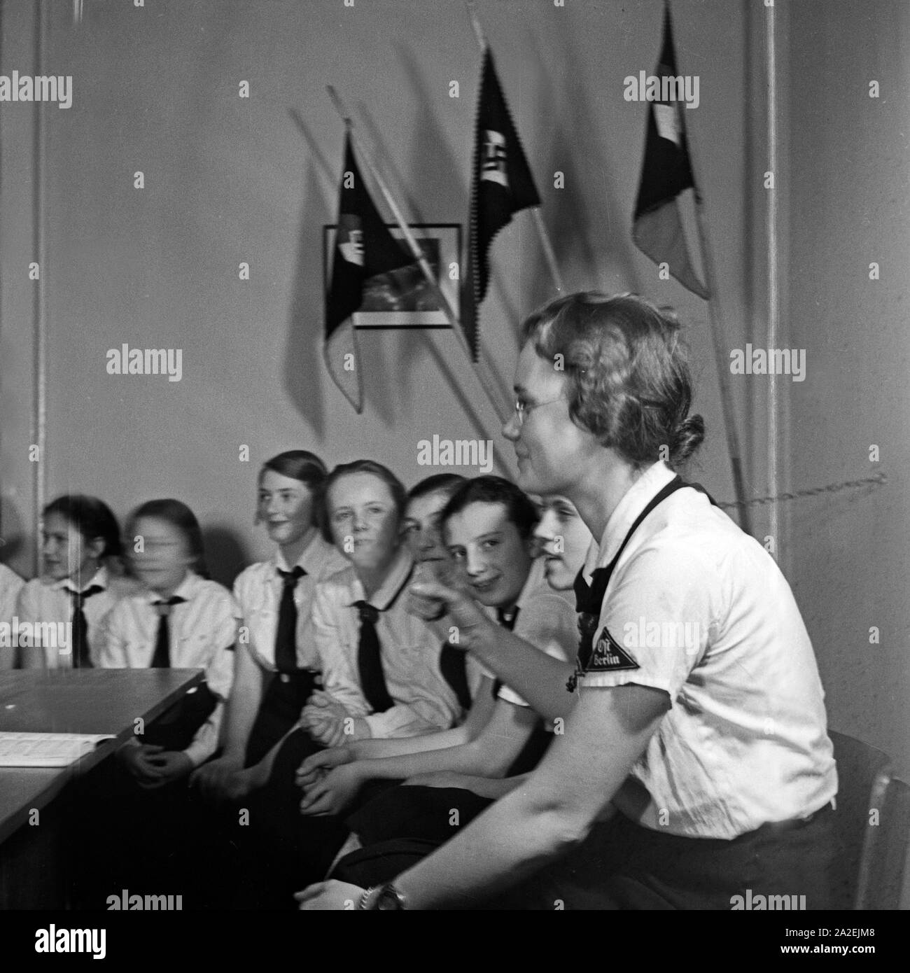 BdM Mädchen bei einer Besprechung mit ihrer Gruppenleiterin, Deutschland 1930er Jahre. BdM girls phaving a meeting with their guide leader, Germany 1930s. Stock Photo
