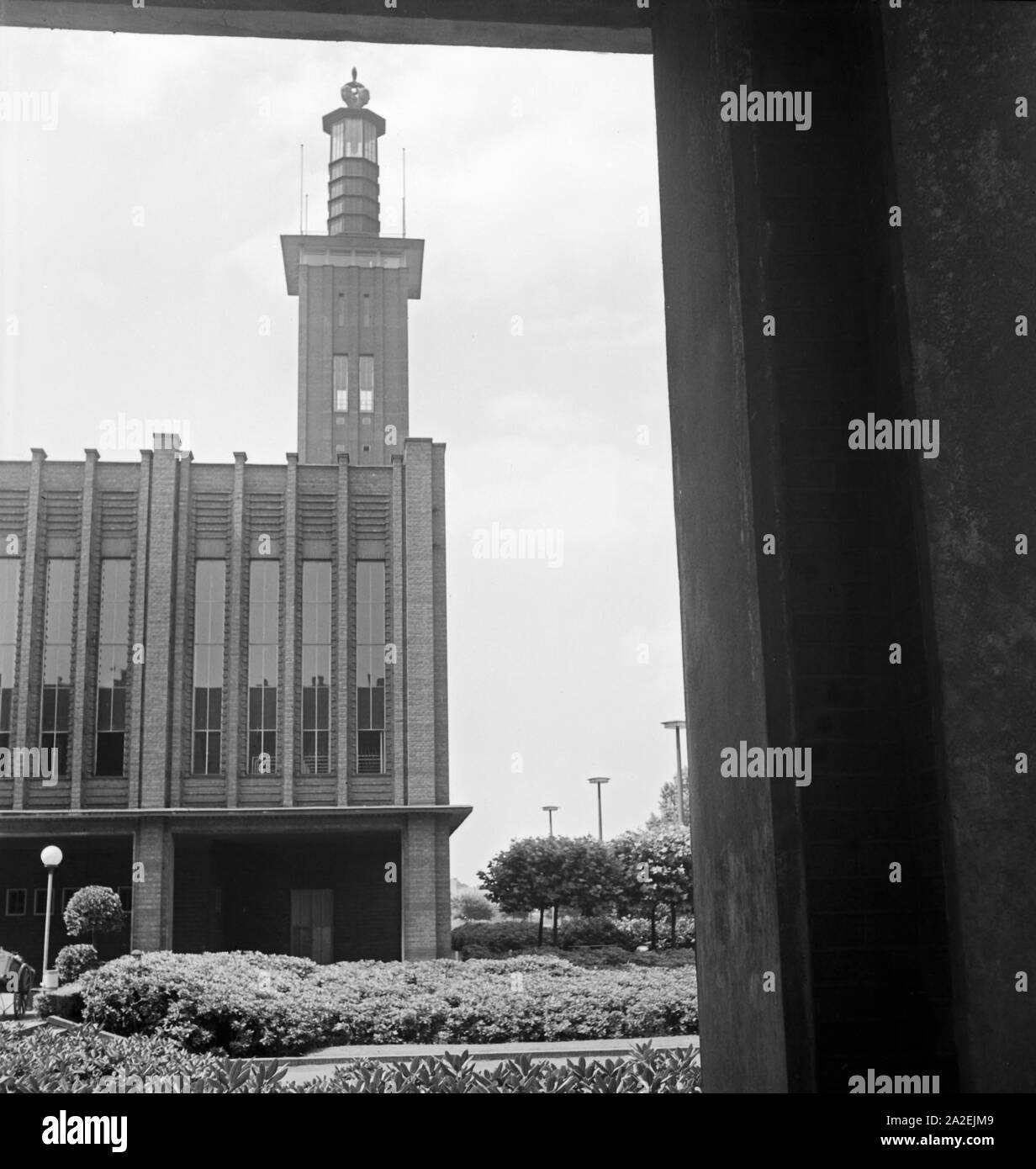 Blick auf den Messeturm und den Dom in Köln, 1930er Jahre Stock Photo