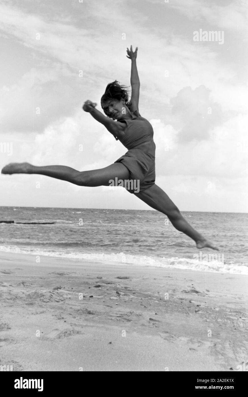 The popular dancer Gret Palucca on vacation on Sylt, Germany 1930s. Stock Photo