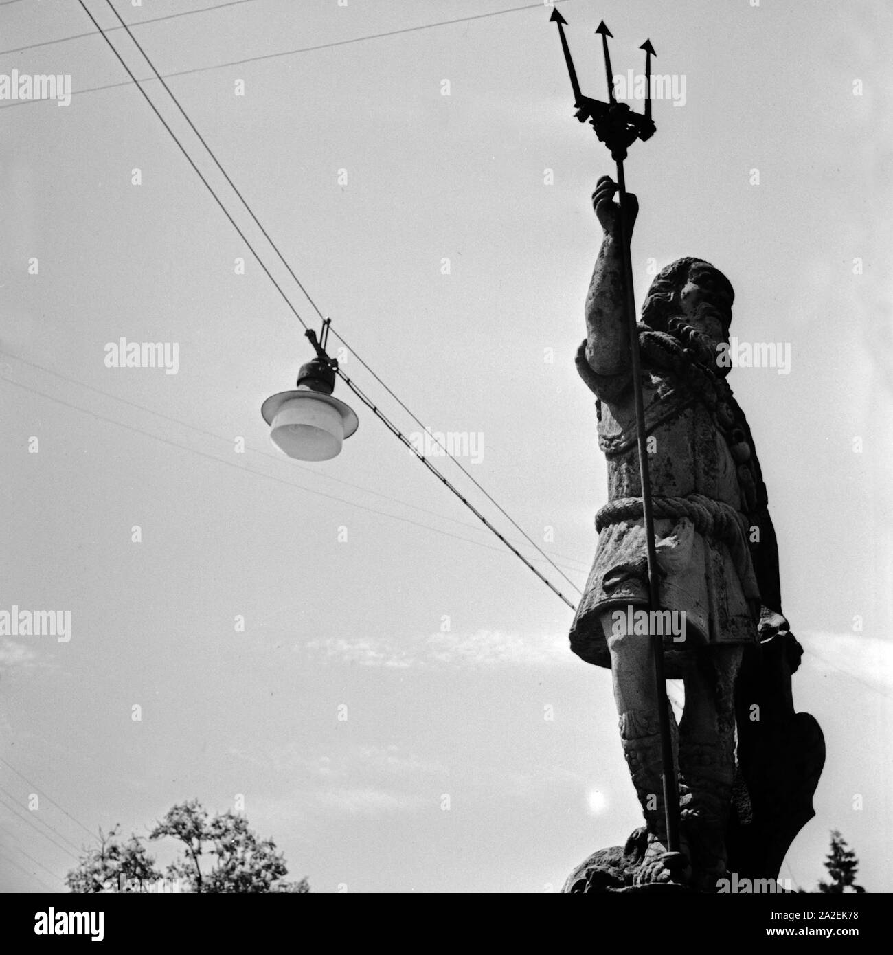 Gott Neptun vom Neptunbrunnen in Freudenstadt im Schwarzwald, Deutschland 1930er Jahre. God Neptune from Neptune fountain at Freudenstadt in Black Forest, Germany 1930s. Stock Photo