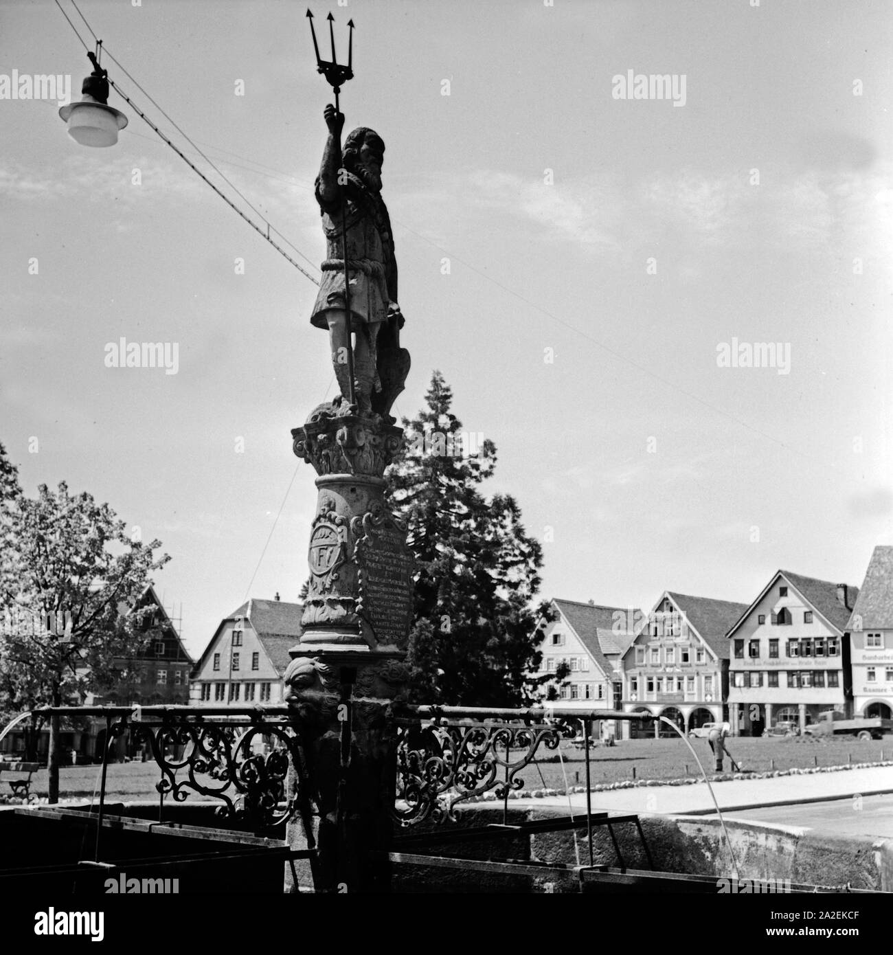 Der Neptunbrunnen in Freudenstadt im Schwarzwald, Deutschland 1930er Jahre. Neptune fountain at Freudenstadt in Black Forest, Germany 1930s. Stock Photo