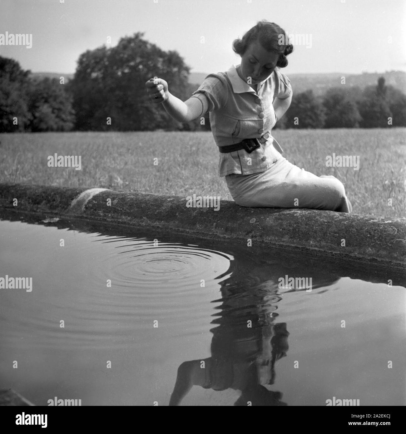 Frau am Springrbunnen vor der Maurischen Festhalle bei der Wilhelma in Stuttgart, Deutschland 1930er Jahre. Woman at a fountain near the Moorish hall at the Wilhelma gardens at Stuttgart, Germany 1930s. Stock Photo