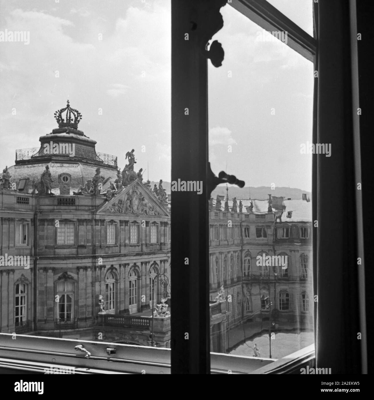 Blick aus einem Fenster des Neuen Schlosses in Stuttgart auf die Frontseite des Gebäudes, Deutschland 1930er Jahre. View out of a window of the new castle at Stuttgart to the building's front, Germany 1930s. Stock Photo