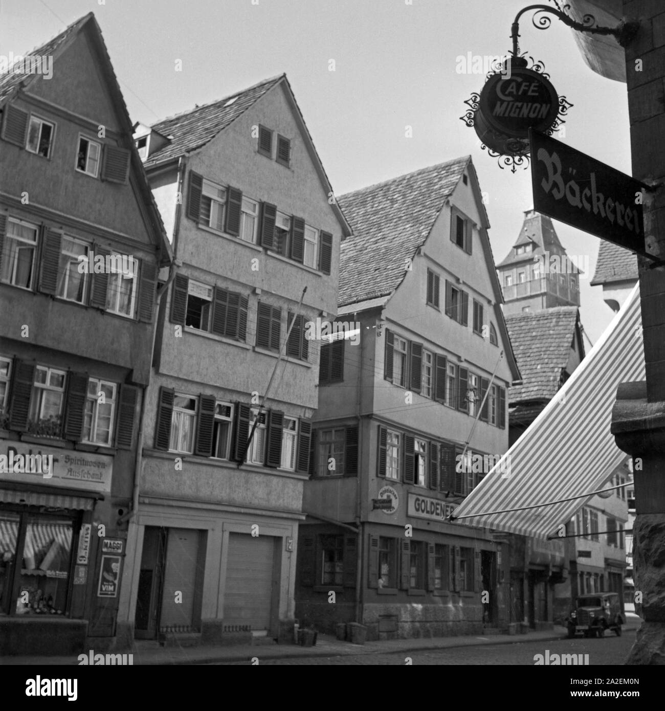 Blick auf den Spirituosen Ausschank Dobler und die Bäckerei Konditorei Cafe Migon in Stuttgart, Deutschland 1930er Jahre. View to Dobler's pub and Cafe Mignon bakery at Stuttgart, Germany 1930s. Stock Photo