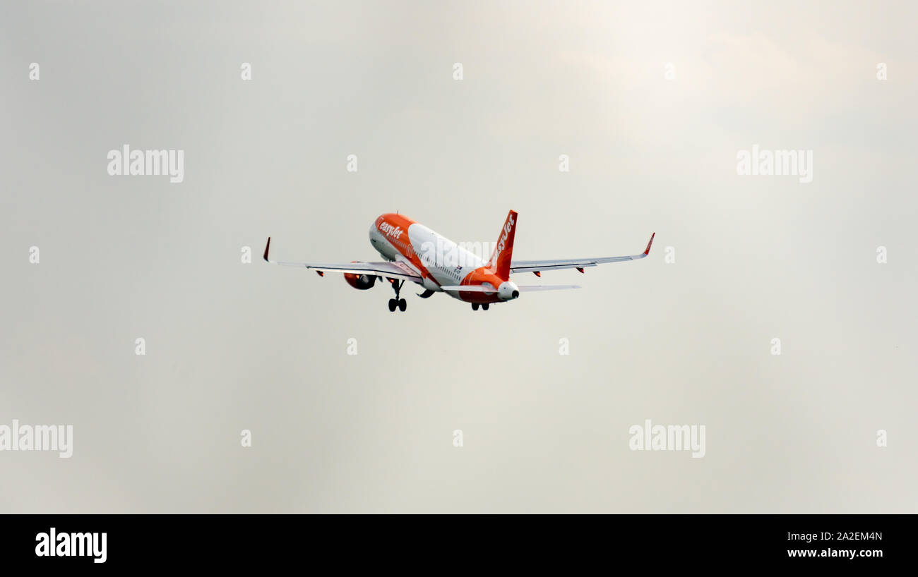 Easyjet Stewardess High Resolution Stock Photography And Images Alamy