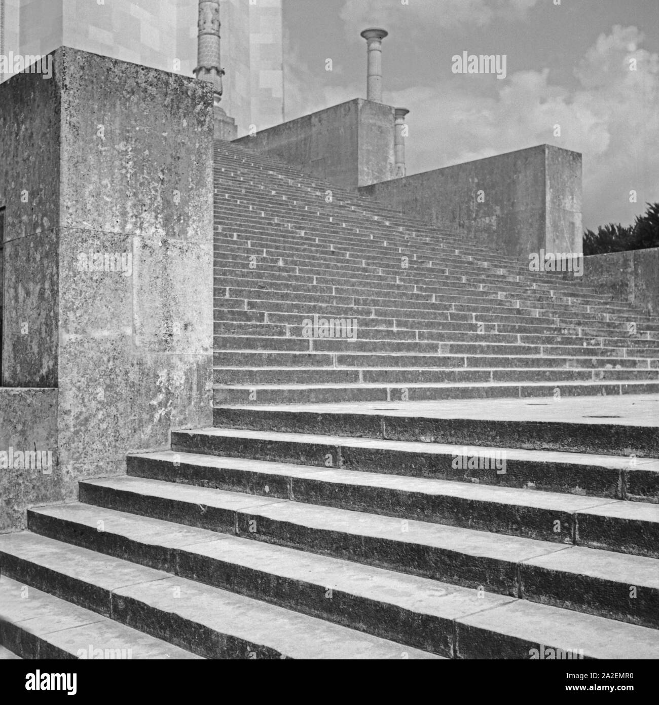 Blick auf die Treppe zur Befreiungshalle bei Kelheim, Deutschland 1930er Jahre. View to the stair of liberation hall near Kelheim, Germany 1930s. Stock Photo