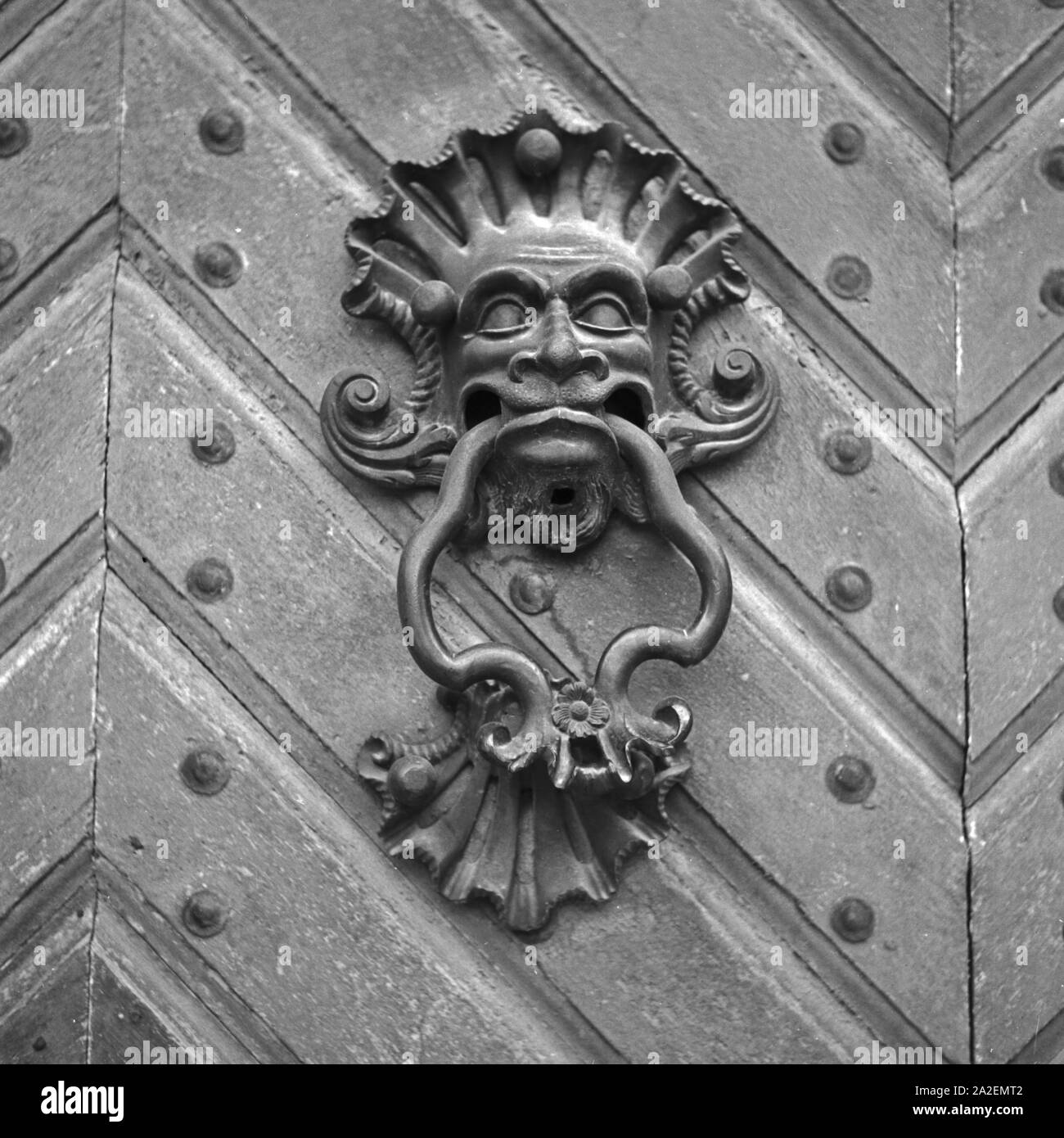 Türklopfer an einem historischen Portal in Neuburg an der Donau, Deutschland 1930er Jahre. Door knocker at a historical gate at Neuburg on river Danube, Germany 1930s. Stock Photo