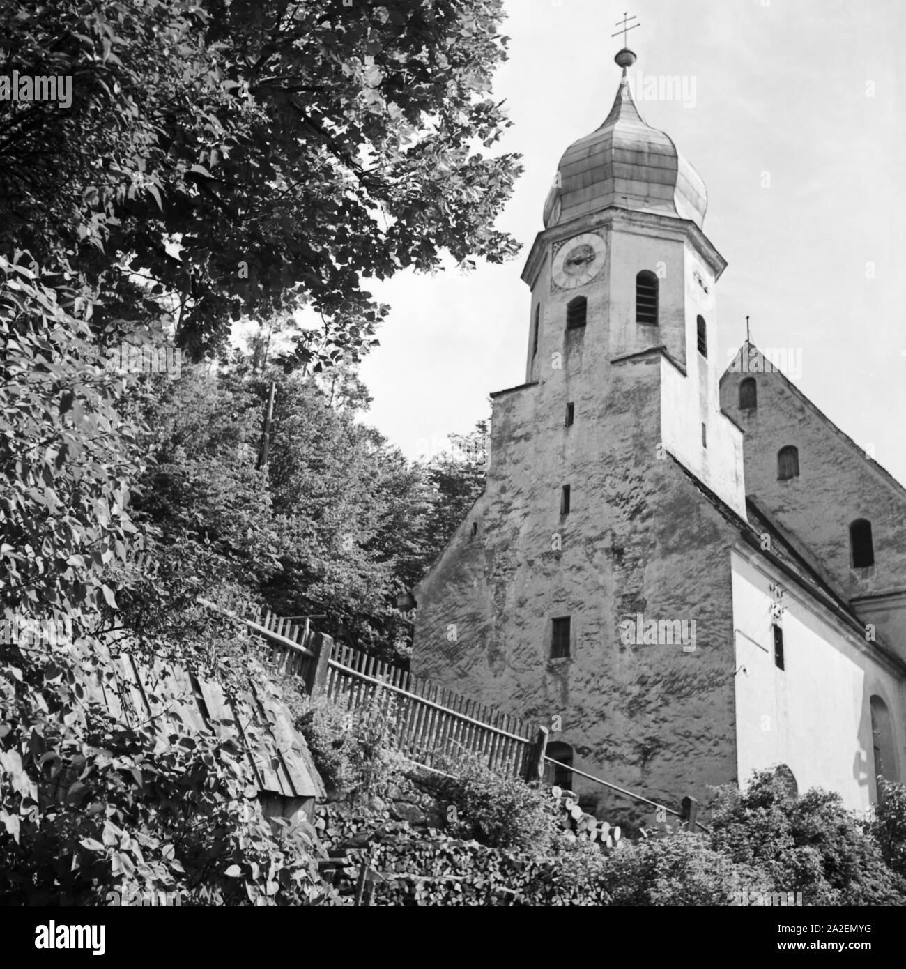 Die katholische Pfarrkirche St. Mariae Himmelfahrt in Kipfenberg, Deutschland 1930er Jahre. Roman Catholic church St. Mary's Assumption at Kipfenberg, Germany 1930s. Stock Photo