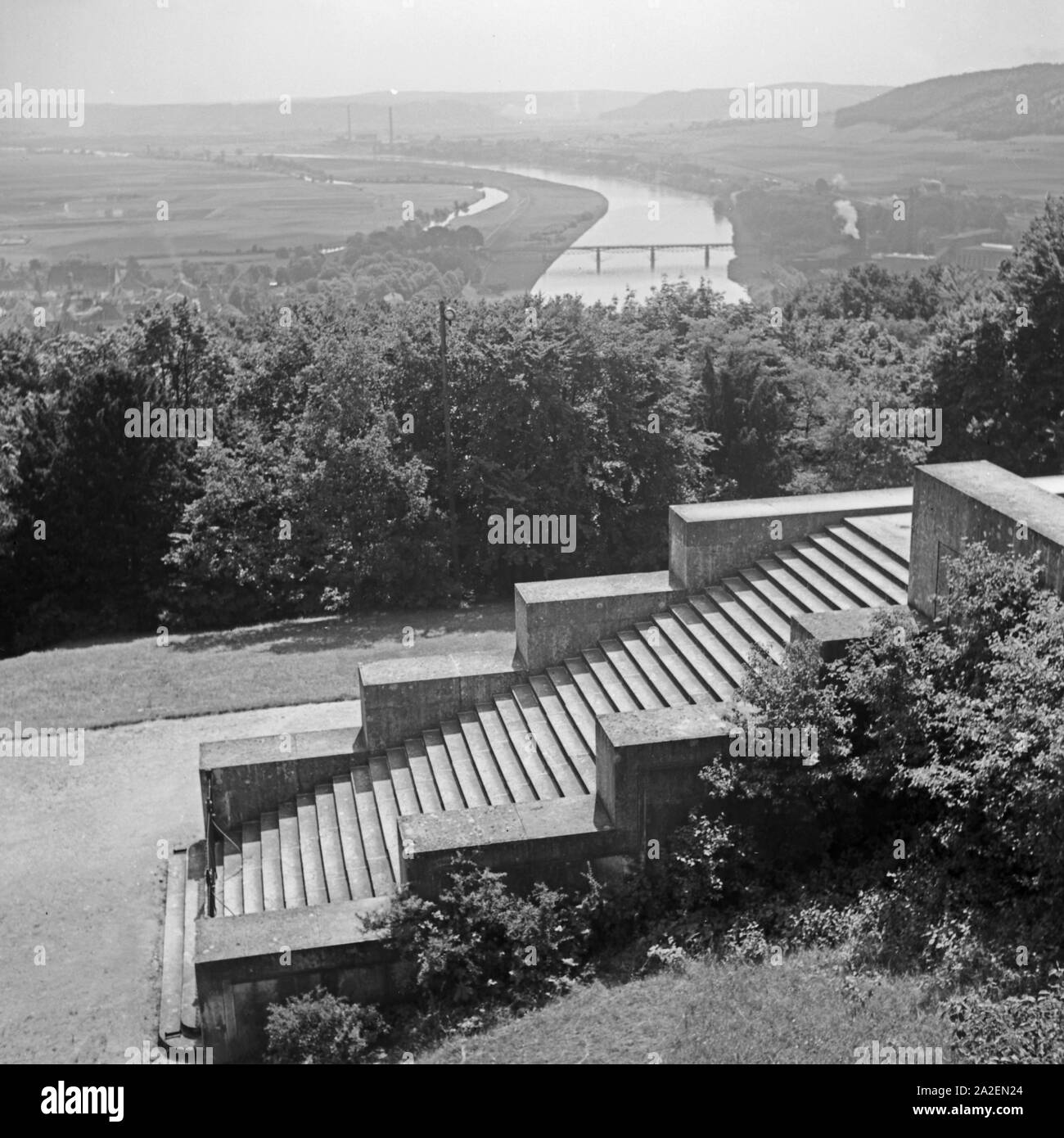 Blick auf die Treppe zur Befreiungshalle und die Donau bei Kelheim, Deutschland 1930er Jahre. View to the stair of liberation hall and river Danube near Kelheim, Germany 1930s. Stock Photo