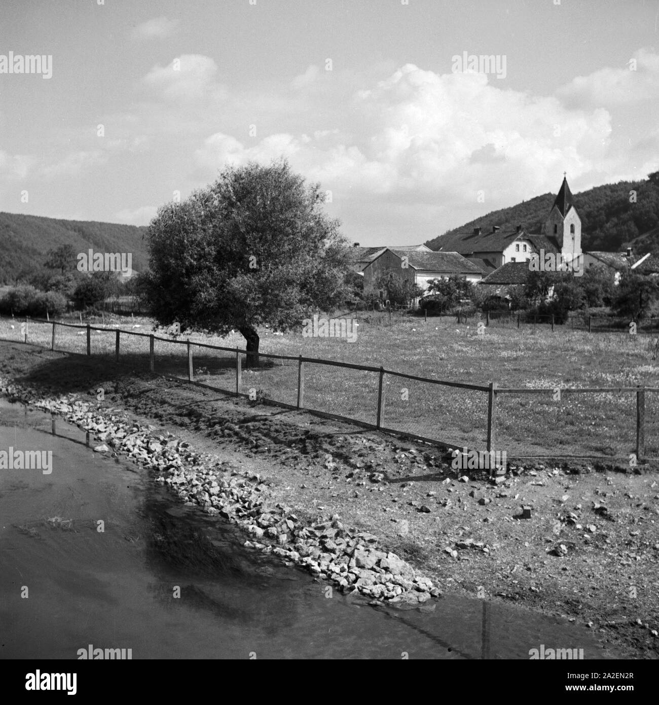 Blick ins romantische Altmühltal, Deutschland 1930er Jahre. View to the romantic valley of river Altmuehl, Germany 1930s. Stock Photo