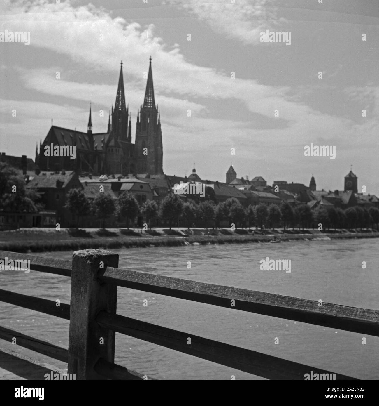 Das Panorama von Regensburg mit Dom, Donau und dem Uhrturm des Alten Rathauses, Deutschland 1930er Jahre. Skyline of Regensburg with cathedral, river Danube and the clock tower of Altes Rathaus town hall, Germany 1930s. Stock Photo