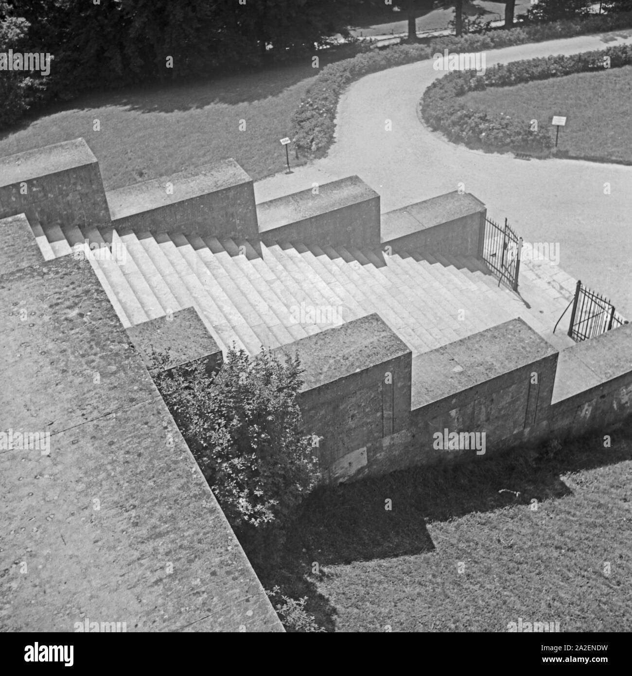 Blick auf die Treppe zur Befreiungshalle bei Kelheim, Deutschland 1930er Jahre. View to the stair of liberation hall near Kelheim, Germany 1930s. Stock Photo