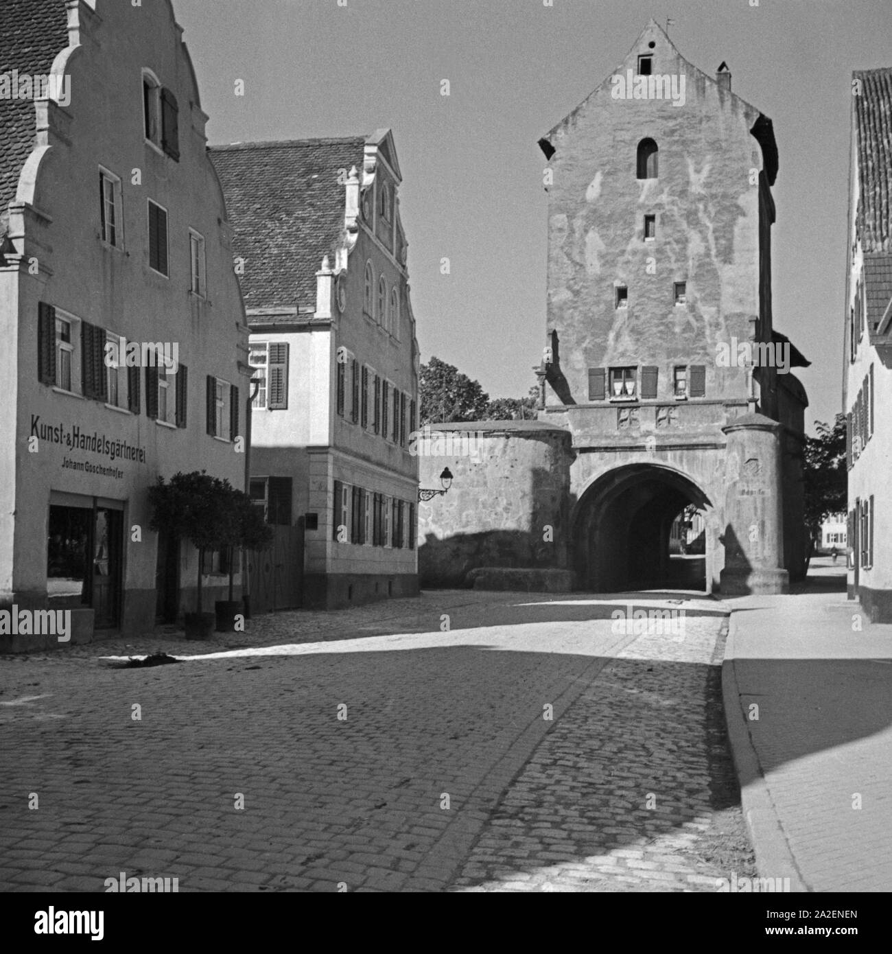 Stadtseite am Berger Tor in der Altstadt von Nördlingen mit der Gärtnerei Johann Goschenhofer davor, Deutschland 1930er Jahre. City side of Berger Tor gate at the old city of Noerdlingen with Johann Goschenhofer's nursery, Germany 1930s. Stock Photo