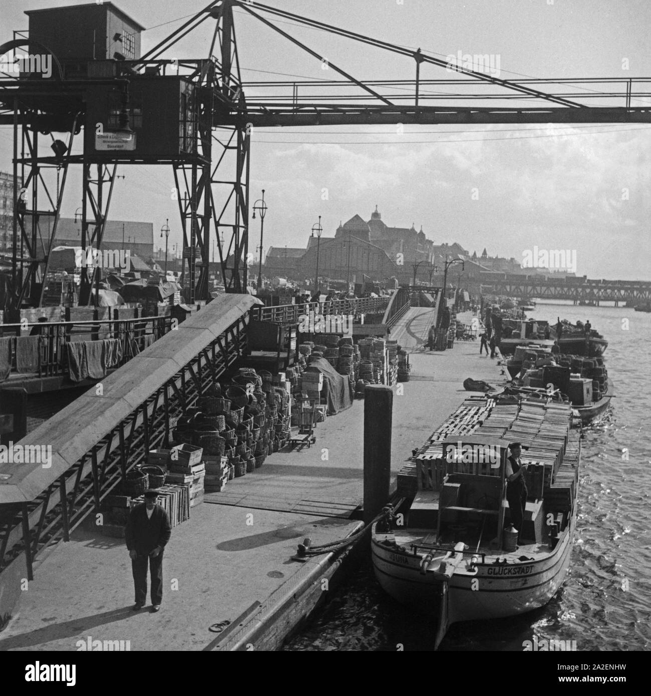 Frachtarbeiter im Hafen Hamburg, Deutschland 1930er Jahre. Freight worker at Hamburg harbor, Germany 1930s. Stock Photo