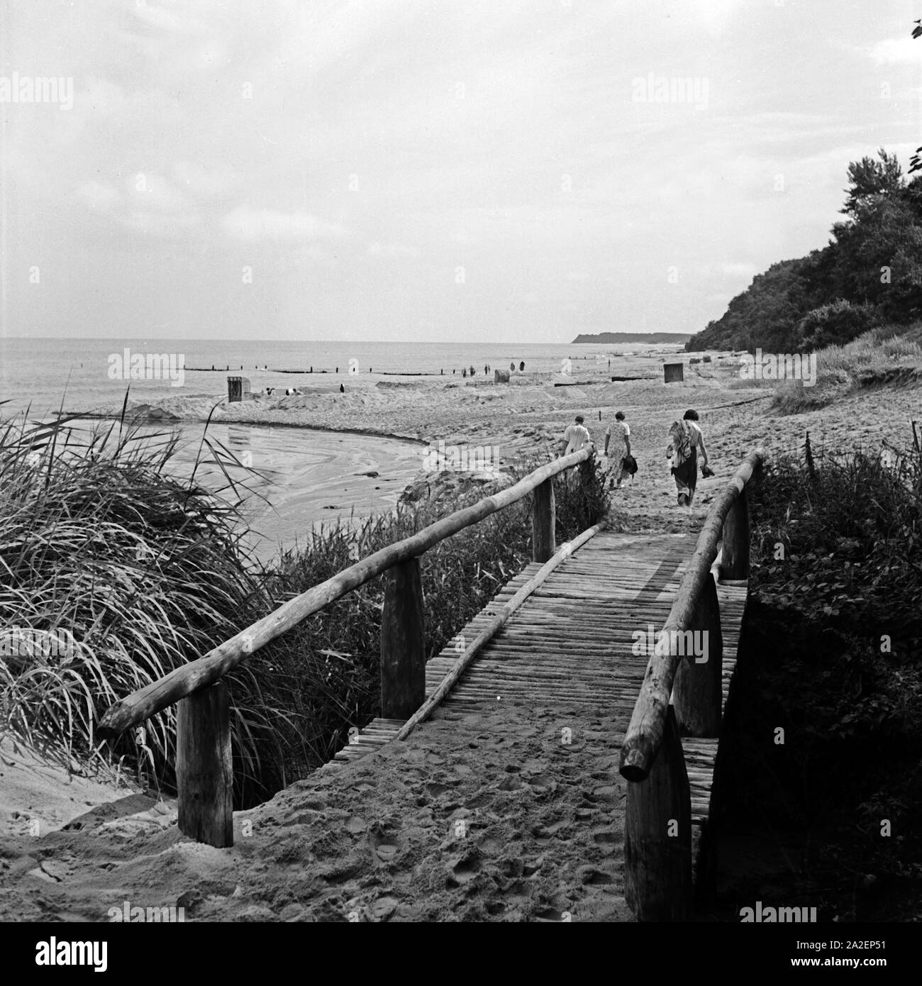 Menschen gehen an den Strand an der Küste des Samlands in Ostpreußen, Deutschland 1930er Jahre. People going to the beach at the coast of Sambia in East Prussia, Germany 1930s. Stock Photo