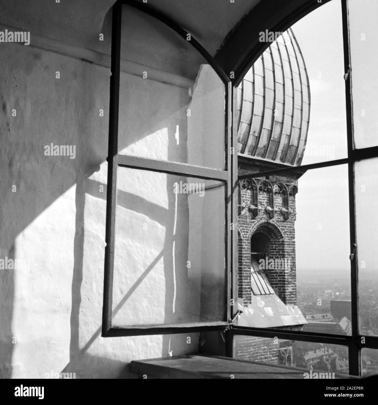 Blick aus dem Turmfenster eines Turmes der Frauenkirche in München, Deutschland 1930er Jahre. View from a window of one tower to the other of Munich Frauenkirche church, Germany 1930s. Stock Photo