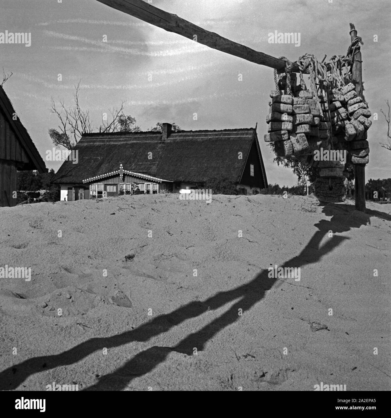 Fischerhaus bei Pillkallen an der Kurischen Nehrung in Ostpreußen, Deutschland 1930er Jahre. Fisherman's hut near Pillkallen at Courland Split in East Prussia, Germany 1930s. Stock Photo