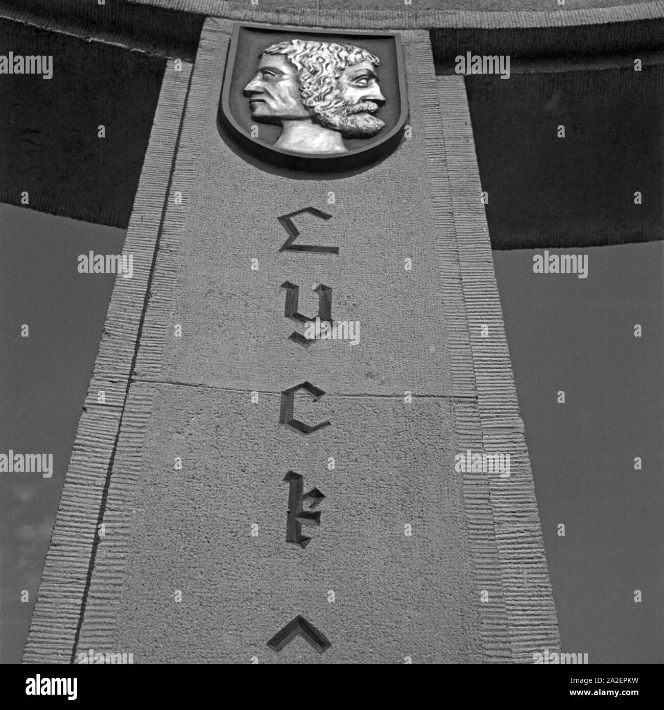 Säule, Inschrift und Wappen der Kreisstadt Lyck im Abstimmungsdenkmal auf dem Jakobsberg bei Allenstein in Ostpreußen, Deutschland 1930er Jahre. Column, inscription and coat of arms of the district town of Lyck at the ballot monument at Jakobsberg hill near Allenstein in East Prussia, Germany 1930s. Stock Photo