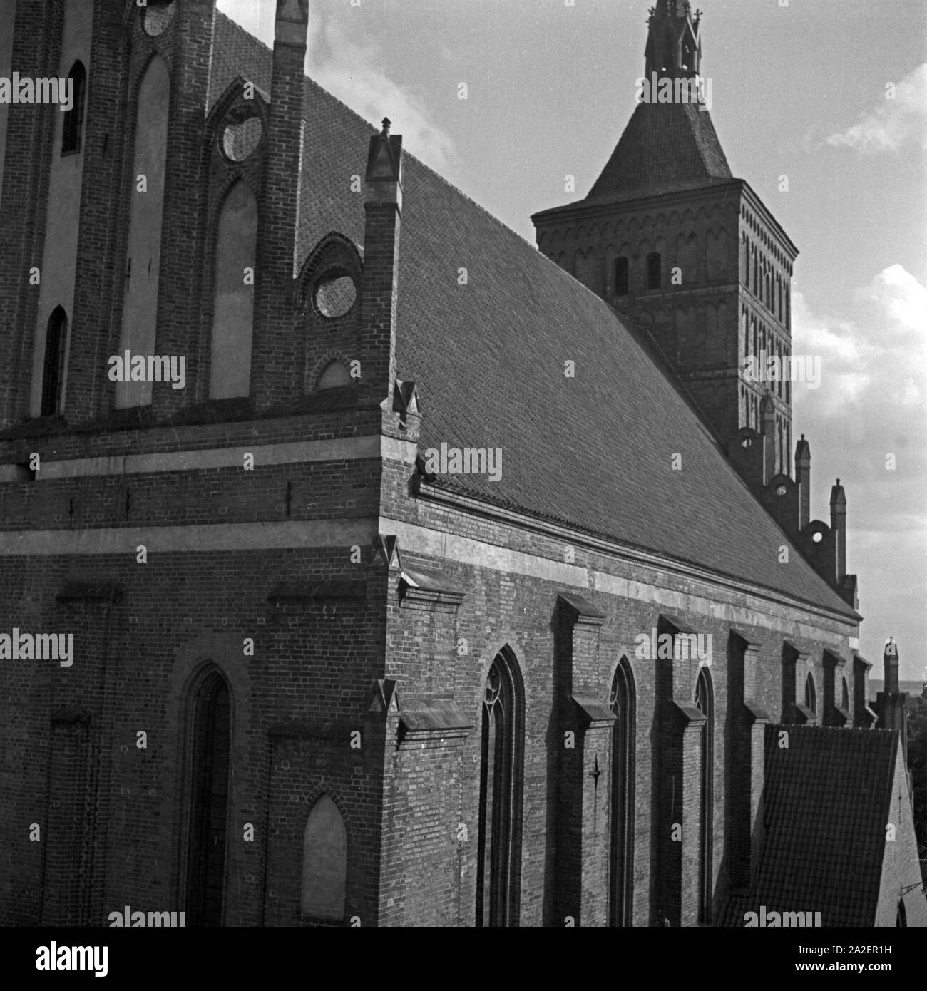 Chor, Langhaus und Kirchturm der St. Jakobus Kirche in Allenstein, Deutschland 1930er Jahre. The St. Jacob's church at Allenstein East Prussia, Germany 1930s. Stock Photo