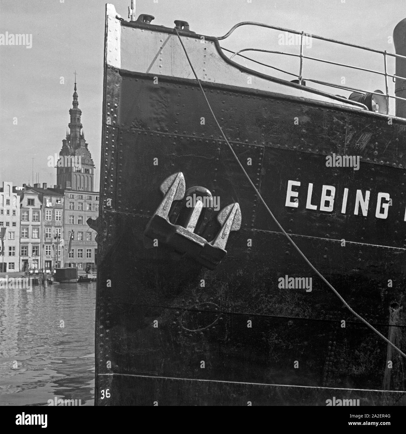 Frachter und Nikolaikirche im Hafen von Elbing, Masuren, Ostpreußen, Deutschland 1930er Jahre. Freight ship and St. Nicolas church at the harbor of Elbing, Masuria, East Prussia, Germany 1930s. Stock Photo