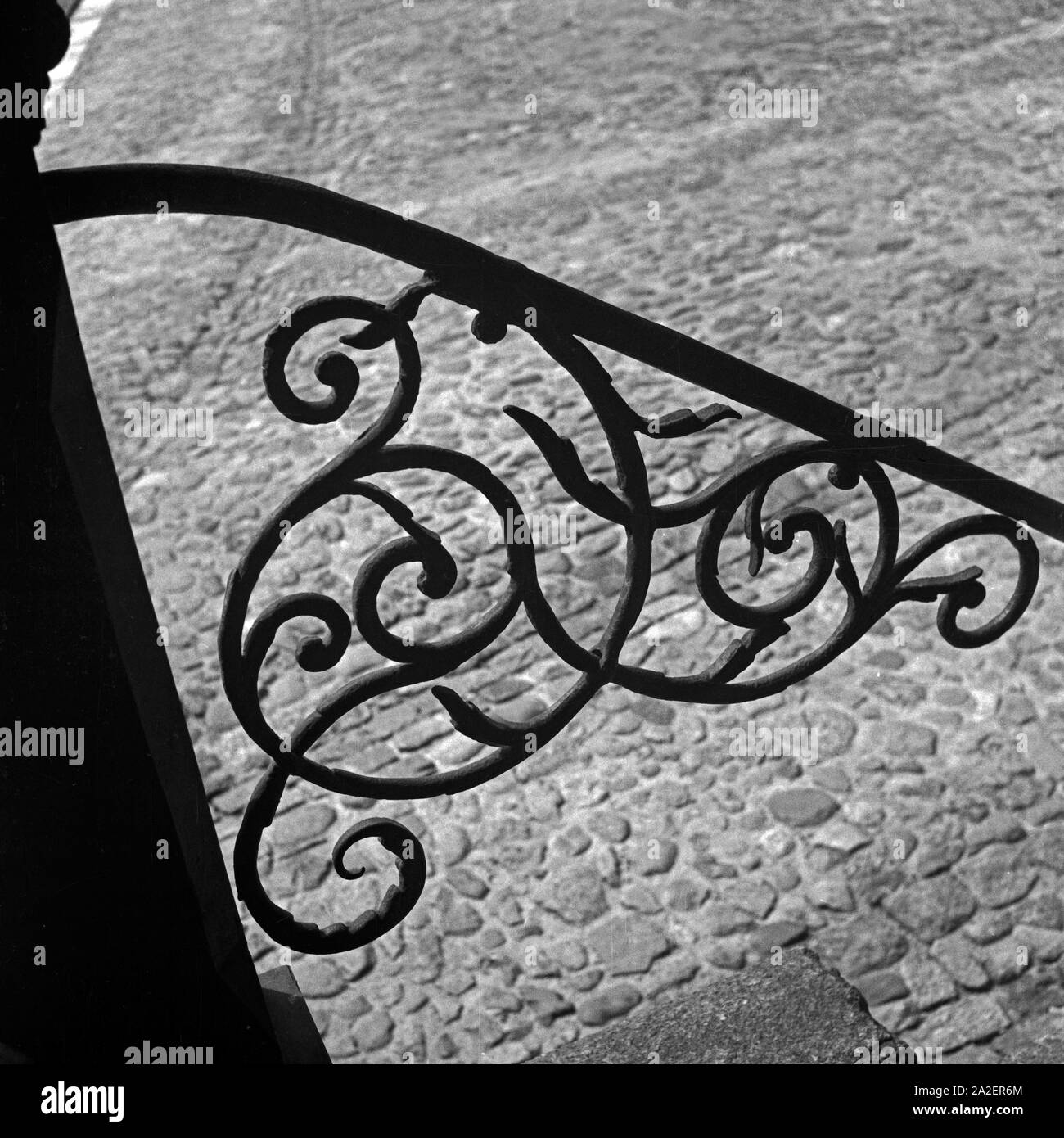 Verziertes schmiedeeisernes Treppengeländer in der Ordensburg Marienburg, Westpreußen, Deutschland 1930er Jahre. Decorative wrought iron railing at the courtyard of Marienburg Ordensburg, West Prussia, Germany 1930s. Stock Photo