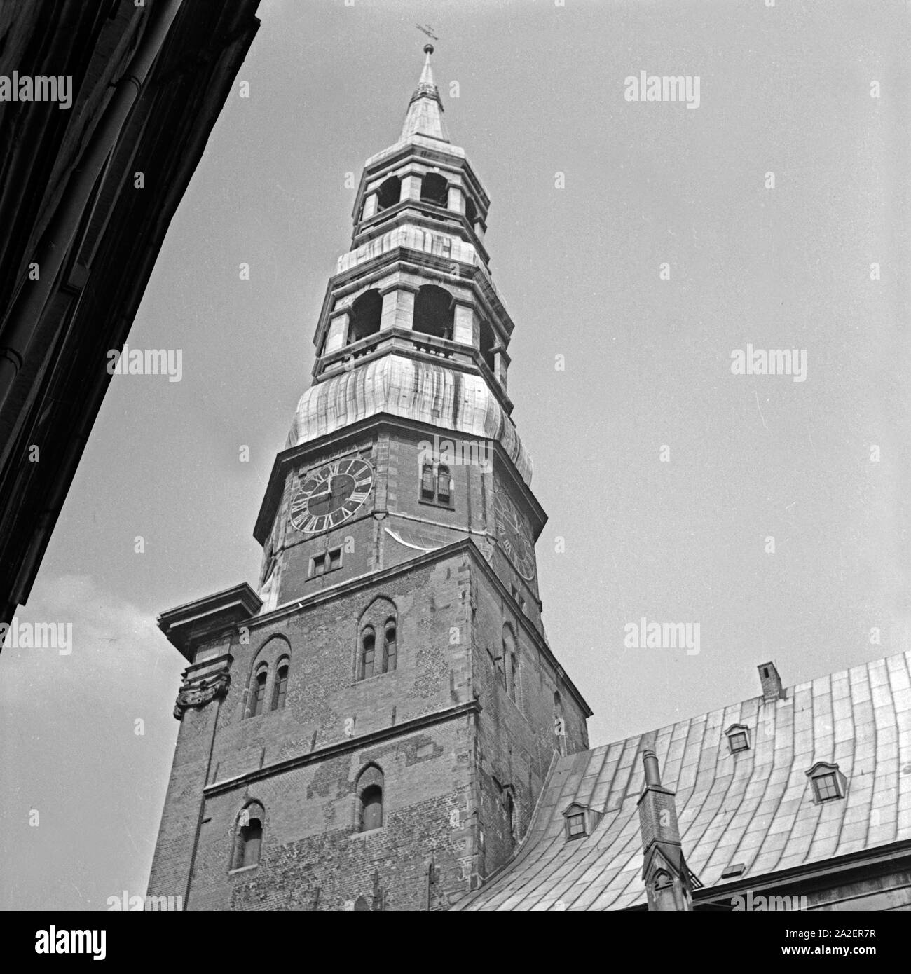 Der Turm der Kirche St. Katharinen in Hamburg, Deutschland 1930er Jahre. Belfry of St. Catherine's church at Hamburg, Germany 1930s. Stock Photo