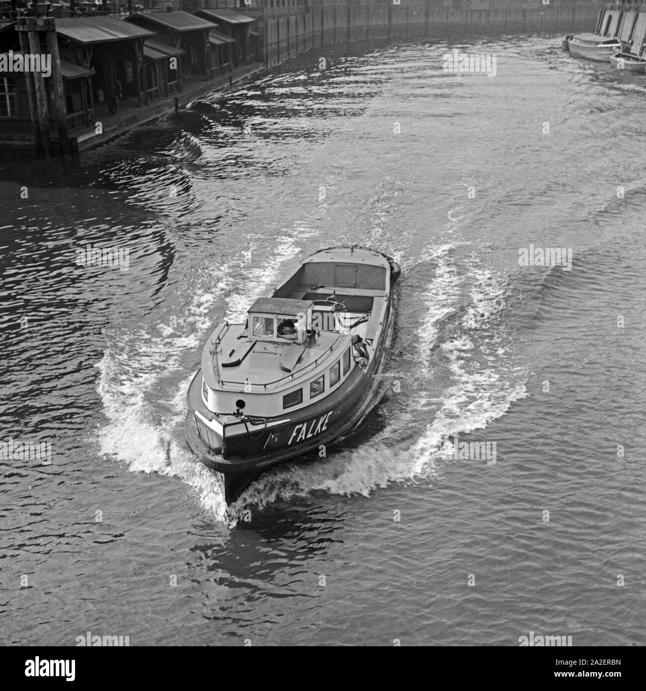 Die Barkasse 'Falke' im Hafen von Deutz, Deutschland 1930er Jahre. Barch 'Falke' at Deutz harbor, Germany 1930s. Stock Photo