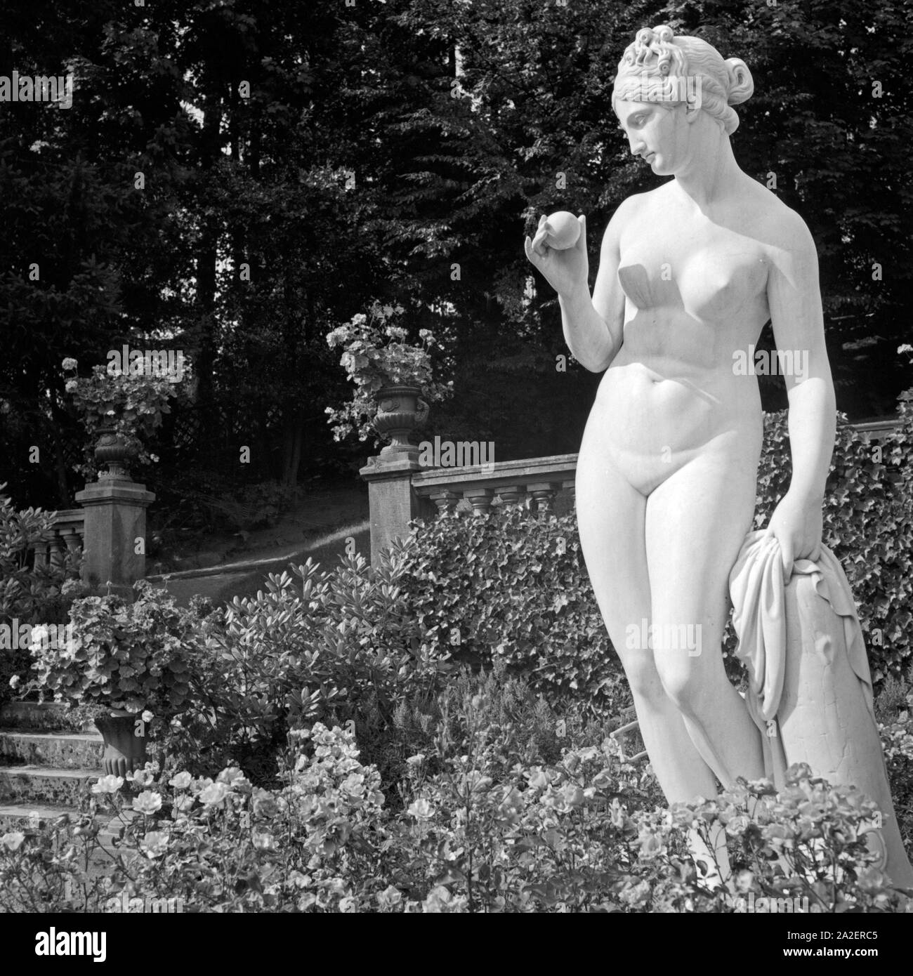 Frauenstatue gegenüber der Stadt Wildbad im Schwarzwald, Deutschland 1930er Jahre. Sculpture of a female in oppsite of the town of Wildbad in Black Forest, Germany 1930s. Stock Photo