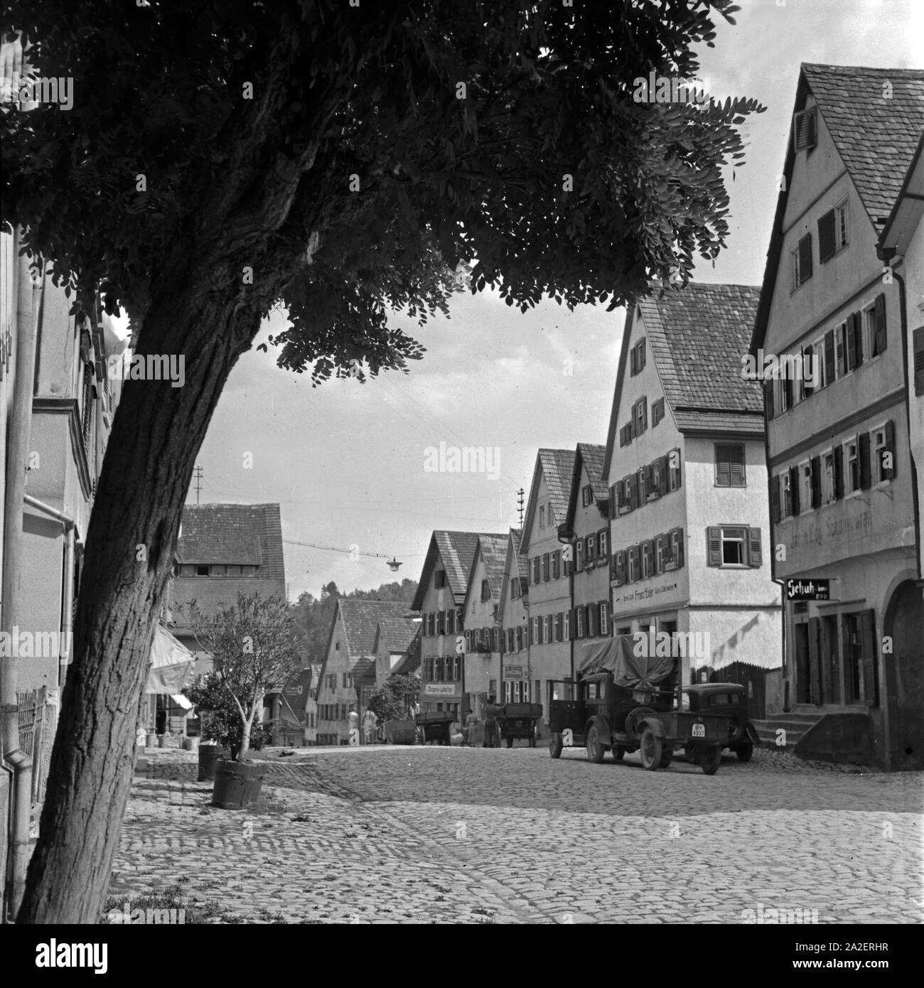 Kleine Geschäftsstraße mit Ladenlokalen in Horb am Neckar, Schwarzwald, Deutschland 1930er Jahre. Small lane with shops and houses at Horb at river Neckar, Black Forest, Germany 1930s. Stock Photo