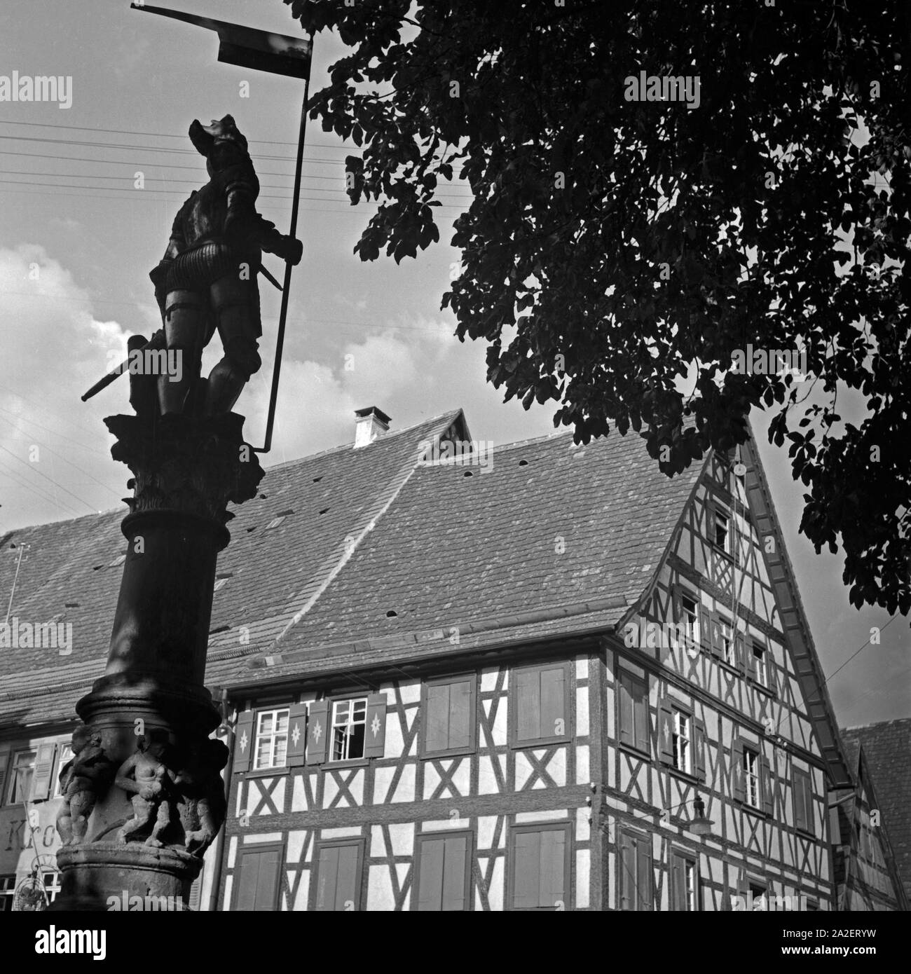 Fachwerkhaus am Unteren Mark mit Denkmal in Horb am Neckar, Deutschland 1930er Jahre. Timbered houses at Unterer Markt square with a monument at Horb at river Neckar, Germany 1930s. Stock Photo