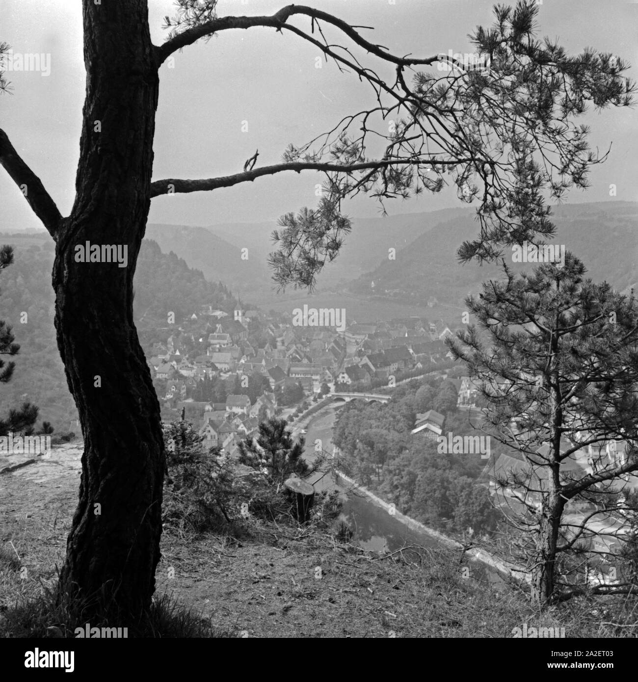 Blick von einer Anhöhe auf die Kleinstadt Sulz am Neckar, Deutschland 1930er Jahre. View from a hill to the town of Sulz at river Neckar, Germany 1930s. Stock Photo