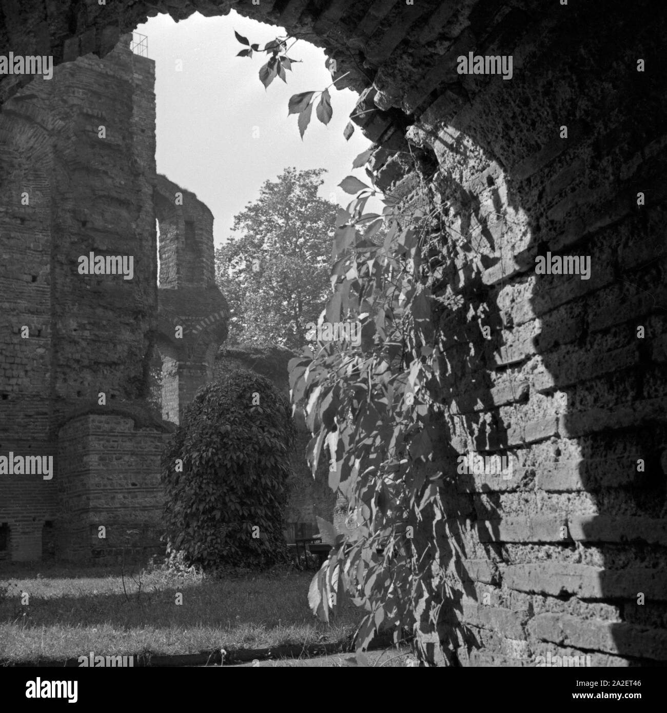 In den Überresten der Katakomben des römischen Amphitheaters in Trier, Deutschland 1930er Jahre. Remains of the catacombs of the Roman amphitheater at Trier, Germany 1930s. Stock Photo