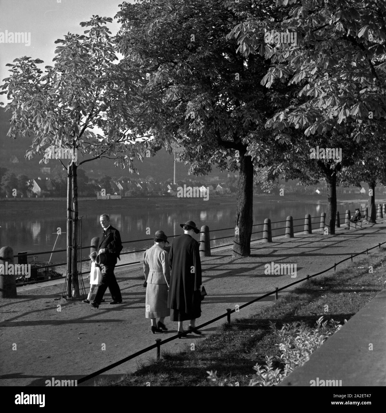 Passangen gehen am Ufer der Mosel in Trier spazieren, Deutschland 1930er Jahre. People strolling on the shre of river Moselle at Trier, Germany 1930s. Stock Photo