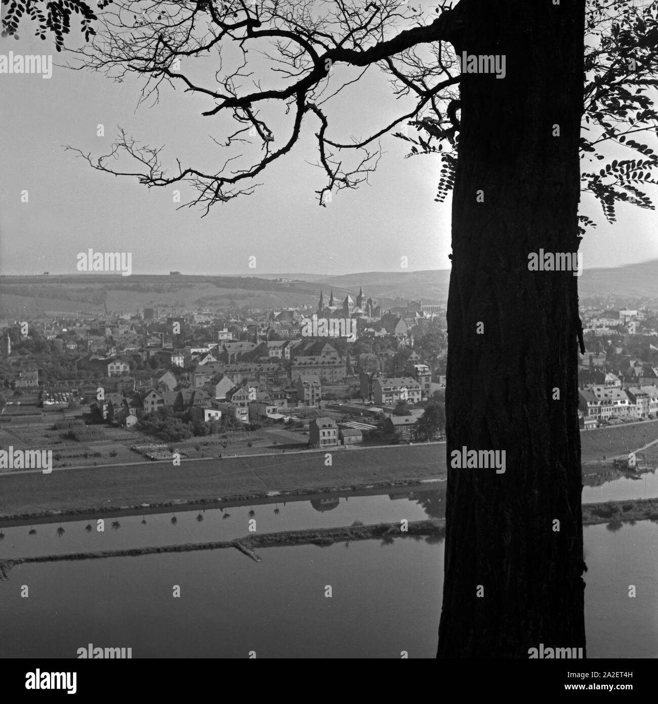 Blick von einer Anhöhe auf Trier an der Mosel, Deutschland 1930er Jahre. View from a hill to Trier at river Moselle, Germany 1930s. Stock Photo