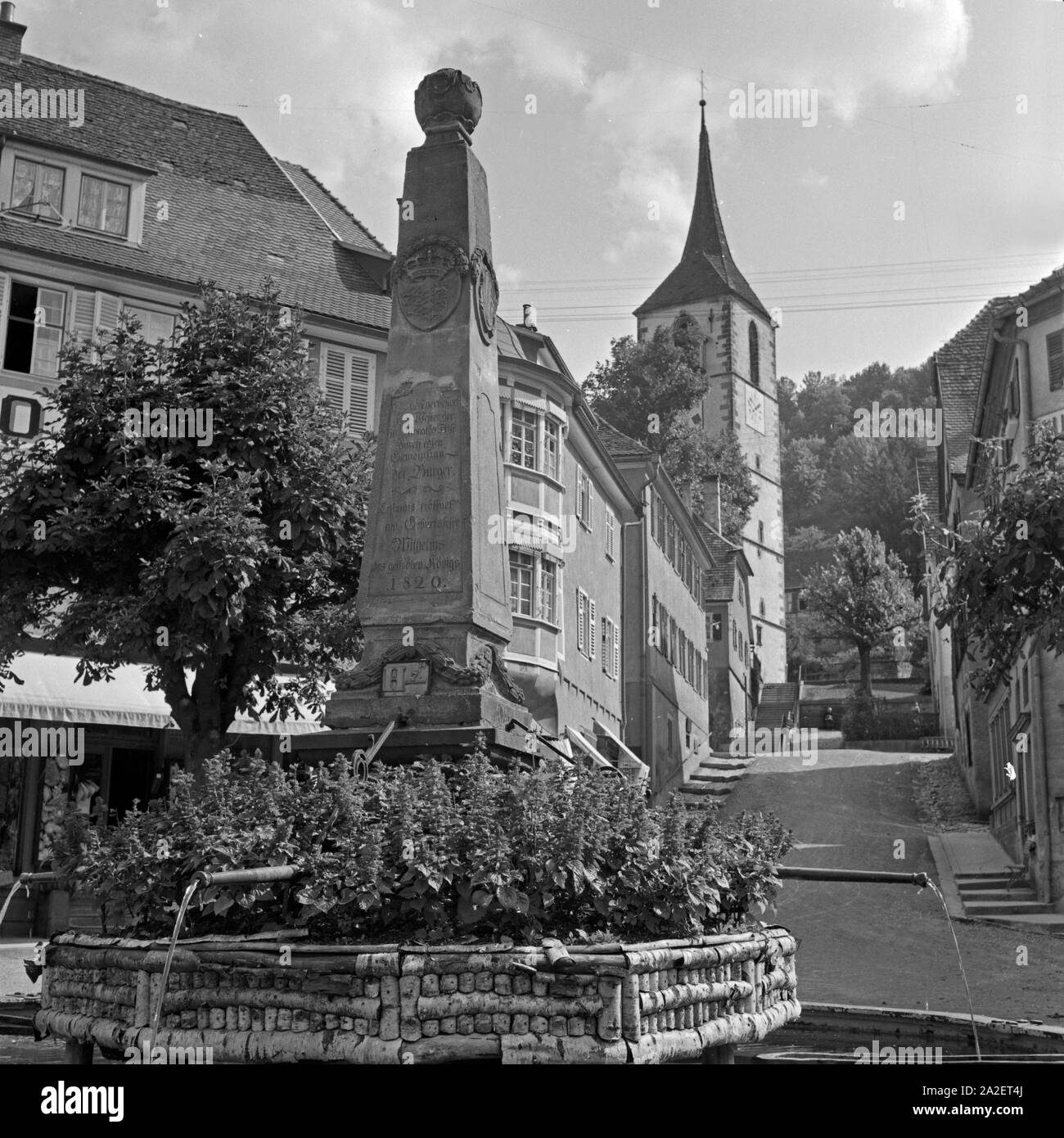 Blick auf den Brunnen auf dem Marktplatz und die evangelische Stadtkirche in Sulz am Neckar, Deutschland 1930er Jahre. View to the fountain at the main market and the Protestant church of Sulz at river Neckar, Germany 1930s. Stock Photo