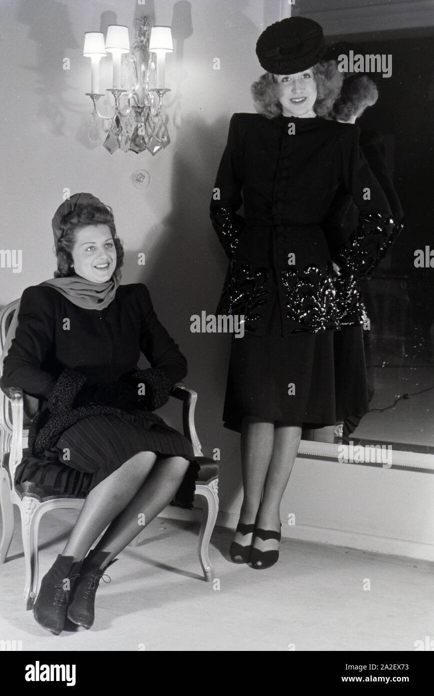 Zwei Models bei der Anprobe von Kleidern der Berliner Modeschöpferin Hilda Romatzki, Deutschland ca. 1939. Two models trying dresses of fashion design Stock Photo