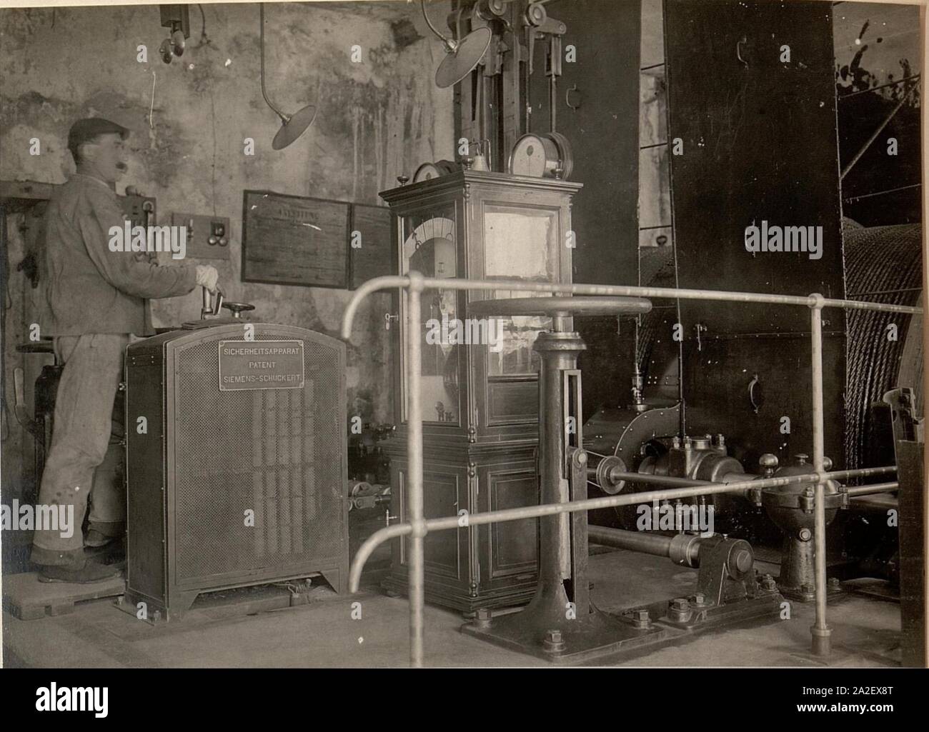 Elektrisch betrieben Fördermaschine am Henkelstollen in Raibl. Aufgenommen am 16. Mai 1916. Stock Photo