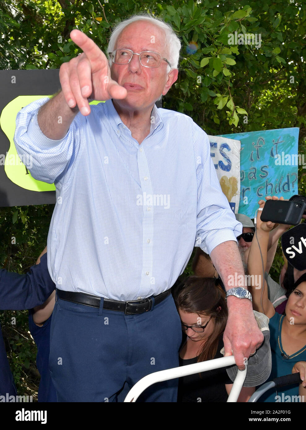 Homestead Florida June 27 Democratic Presidential Hopeful Bernie Sanders Jane O Meara Sanders Stands On A Ladder As He Looks Into The Facility Holding Migrant Children In Front Of A Detention Center