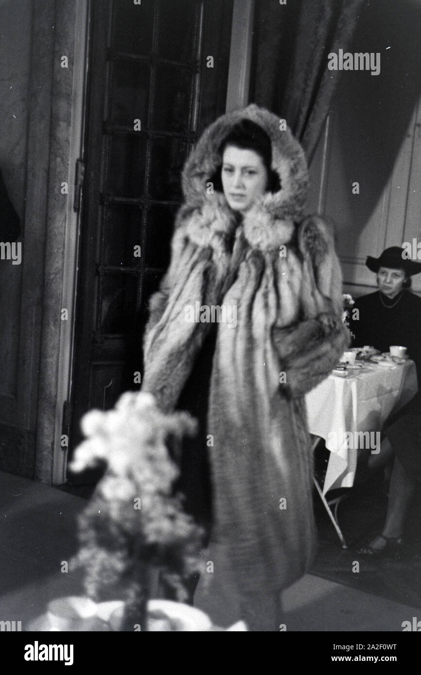 Anlässlich der Wiener Modewoche im Haus der Mode 'Palais Lobkowitz' präsentiert ein Model auf dem Laufsteeg einen Pelzmantel, Deutschland 1940er Jahre Stock Photo
