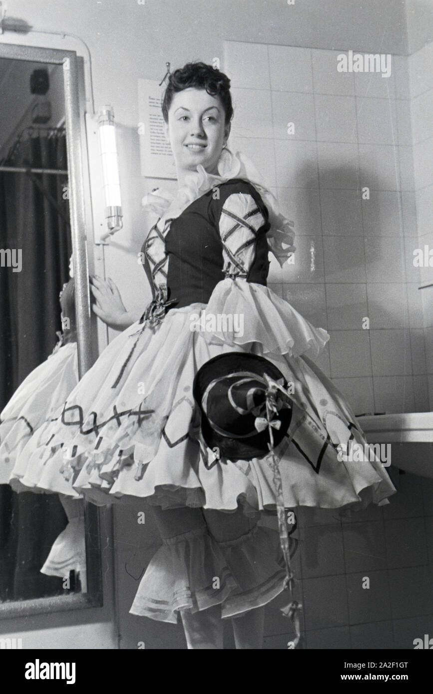 Tänzerin in der Umkleidekabine im Opernhaus in Rom; Italien 1940er ...