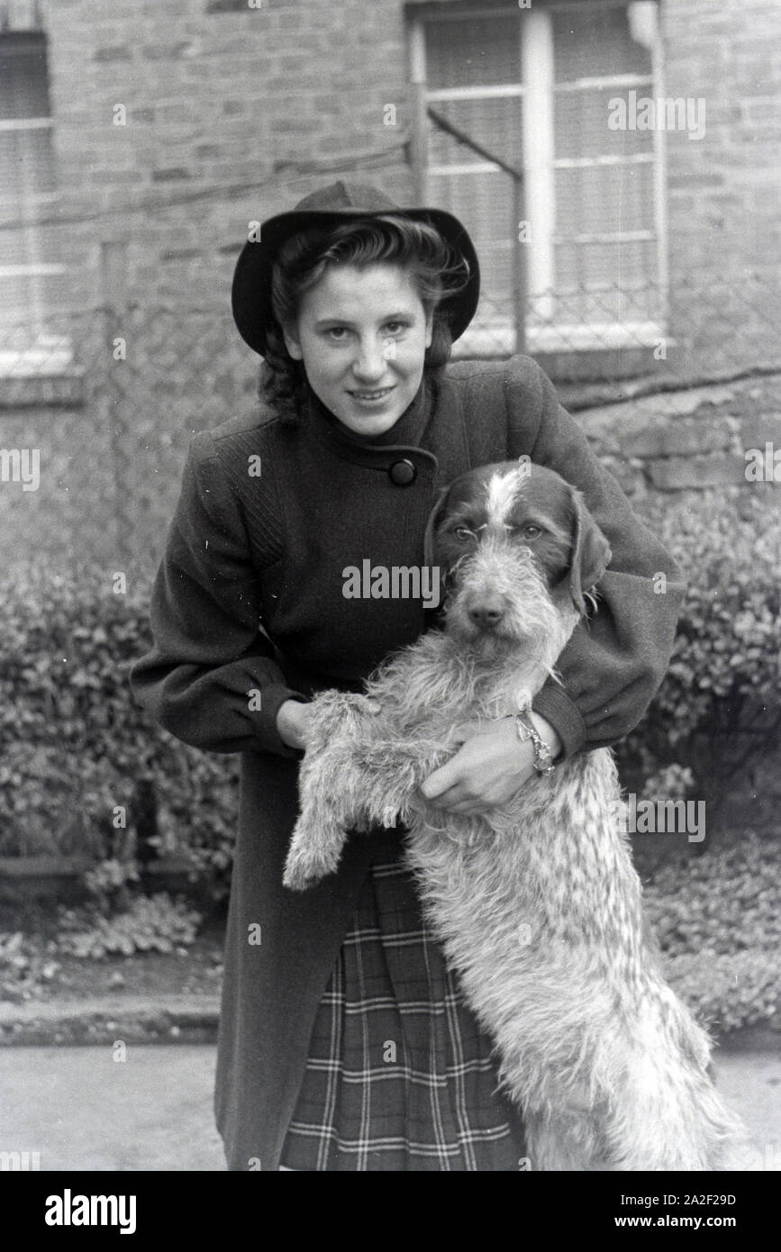 Die Weltmeisterin Anni Kapell mit ihrem Hund, Deutsches Reich 1941. World champion Anni Kapell with her dog, Germany 1941 Stock Photo