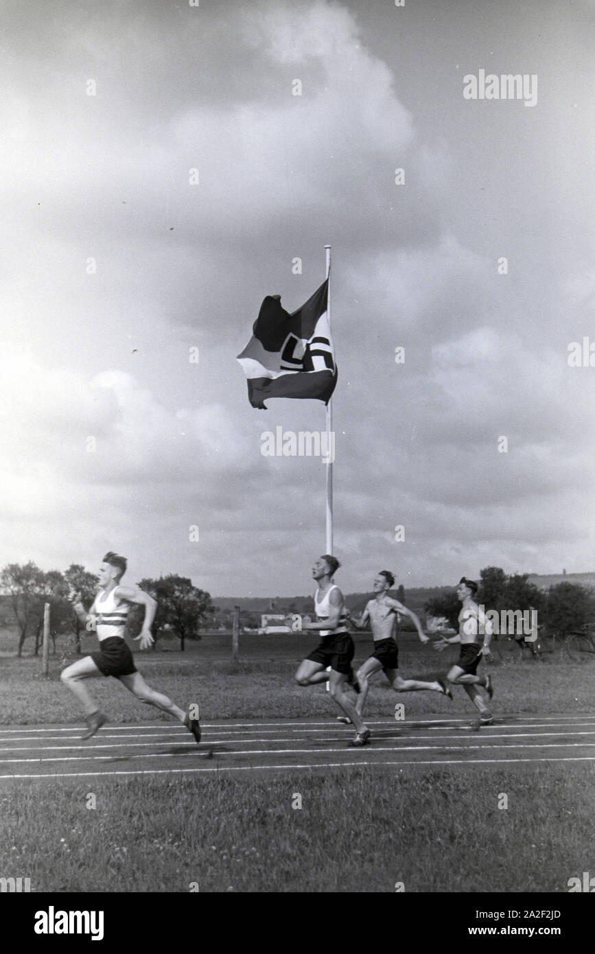 Sportler der Napola Naumburg bei einem Wettkampf, Deutsches Reich 1941. Athletes of the NaPolA Naumburg at a competition, Germany 1941. Stock Photo