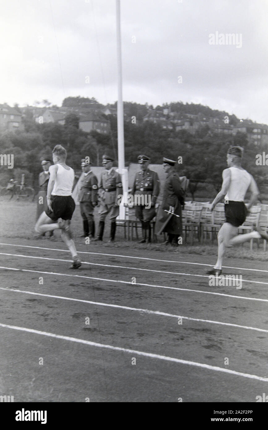 Schüler und Ausbilder der Napola Naumburg bei einem Sportwettkampf, Deutsches Reich 1941. Schoolboys and instructors of the NaPolA Naumburg at a sports competition, Germany 1941. Stock Photo