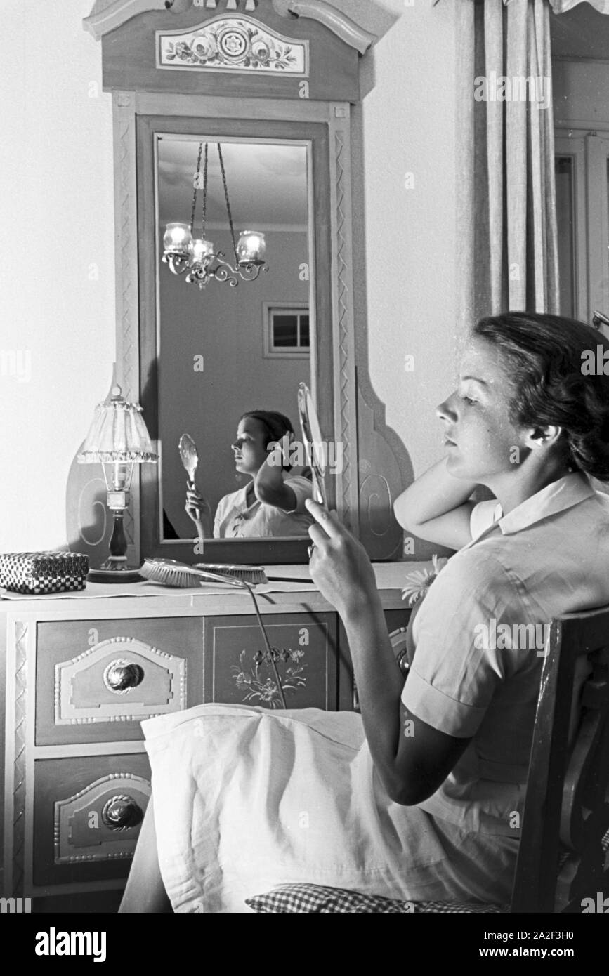 Enstpannung im Hotel während einer Reise in den Schwarzwald, Deutschland 1930er Jahre. Relaxation in the Hotel during a journey in the Black Forest, Germany 1930s. Stock Photo