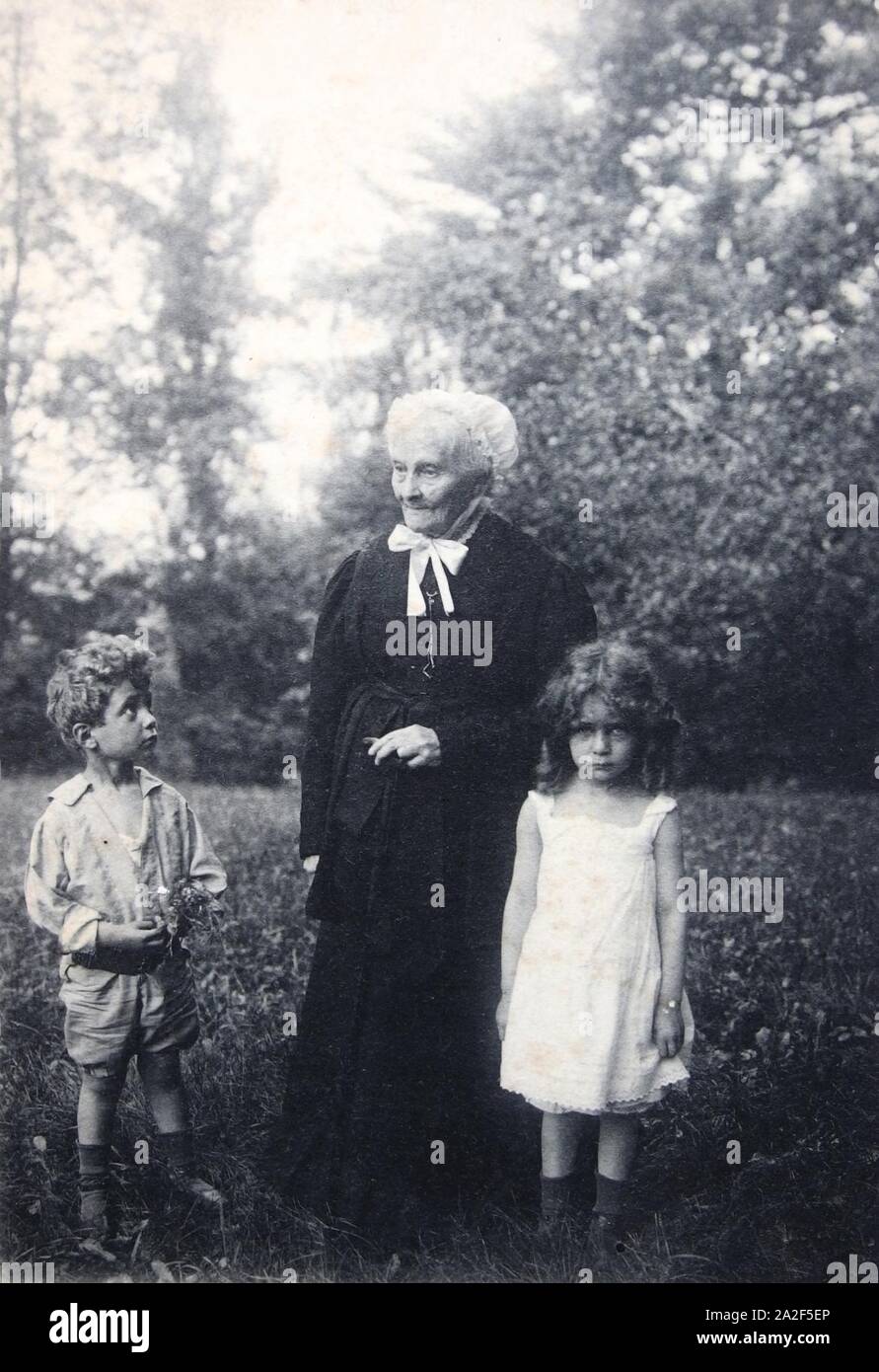 Elisabeth Grahl mit ihren Ururenkeln Alfred und Lissy Sohn-Rethel 1902. Stock Photo