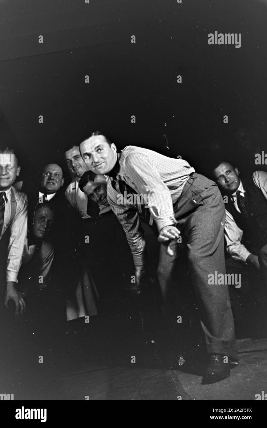 Der Autorennfahrer Hermann Lang beim bowlen, Deutschland 1930er Jahre. The racing driver Hermann Lang bowling, Germany 1930s. Stock Photo
