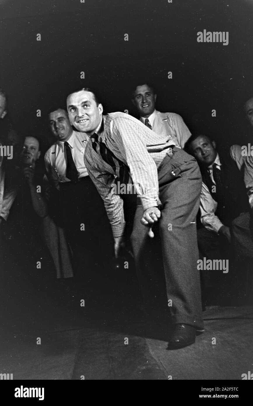 Der Autorennfahrer Hermann Lang beim bowlen, Deutschland 1930er Jahre. The racing driver Hermann Lang bowling, Germany 1930s. Stock Photo